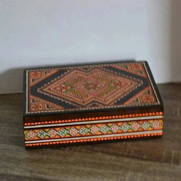 Vtg Carved Painted Wood Box - Picture 2 of 9